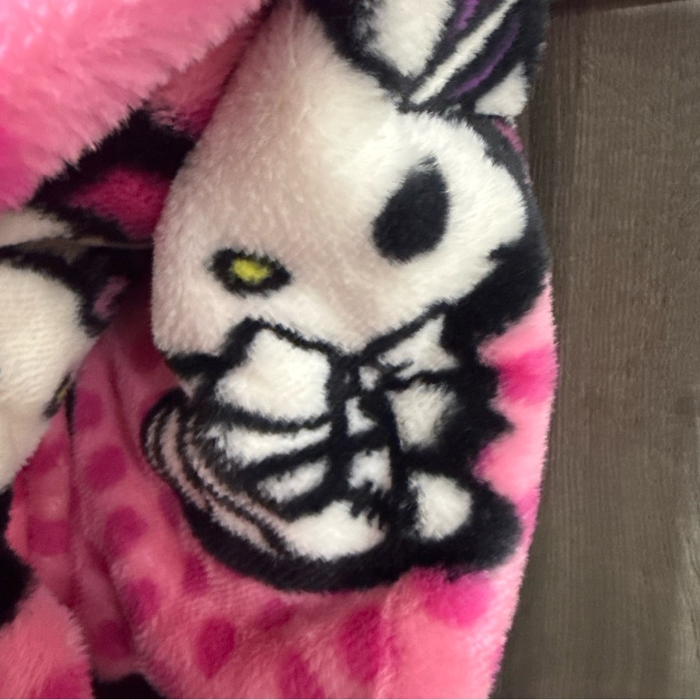 New Hello Kitty Frankie Vampire Mummy Pink Halloween Faux Fur 50"x70" Blanket - Picture 7 of 9
